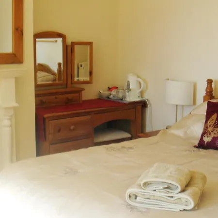 Harlequin Guest House With Parking-3