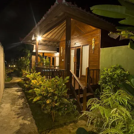 Amora Hut'S-2