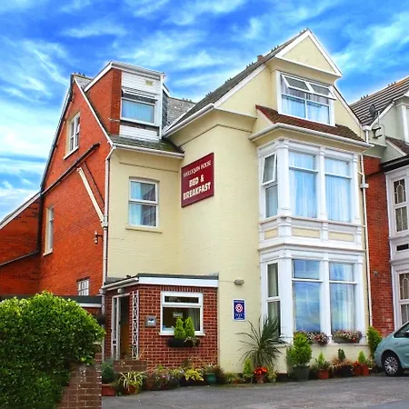 Harlequin Guest House With Parking-2