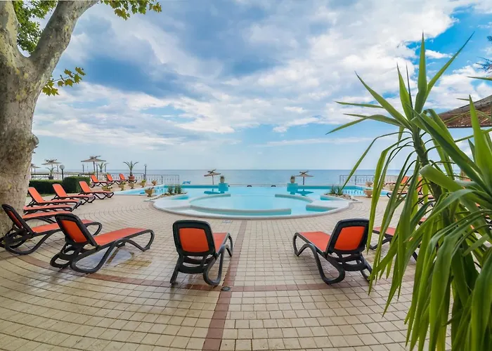 Marina Hotel, Sunny Day Warna