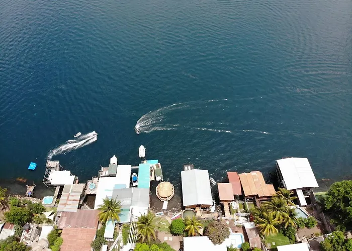 Captain Morgan Hostel Lake Coatepeque