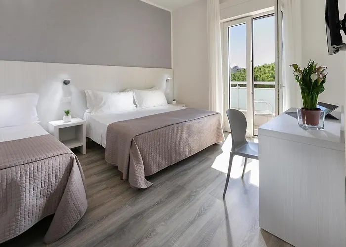 Hotel Zanarini In Centro A Riccione