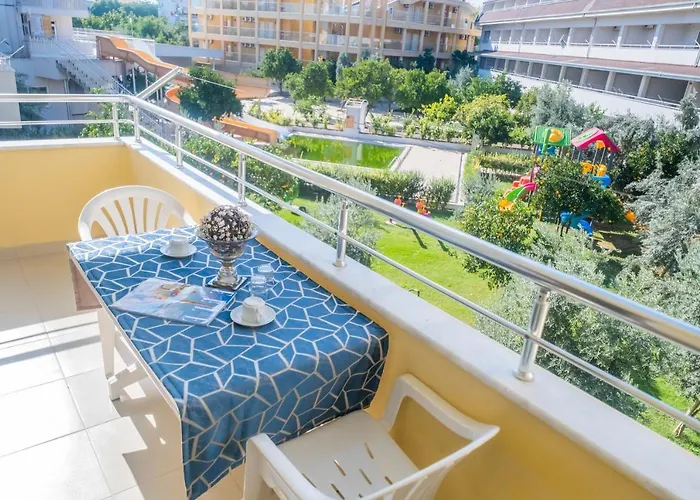 Catty Cats Garden Hotel Side