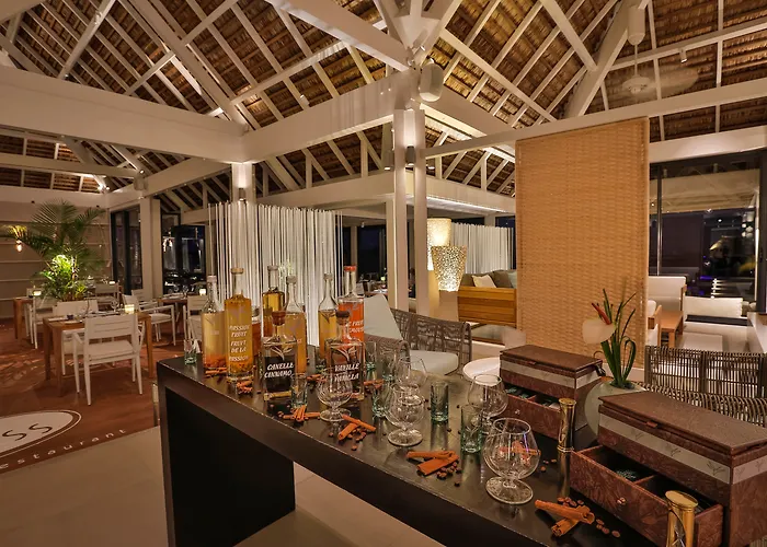Hotel The Bay Club At Anahita Beau Champ