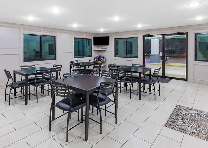 Super 8 By Wyndham League City Kemah Area