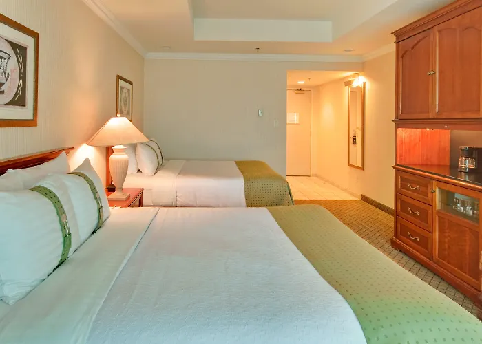 Holiday Inn & Suites At Bronte By Ihg