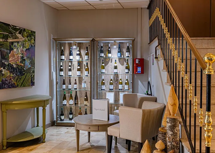 Logis Hostellerie Des Clos Et Restaurant Bistrot Des Grands Crus Et Maison De La Tour Chablis