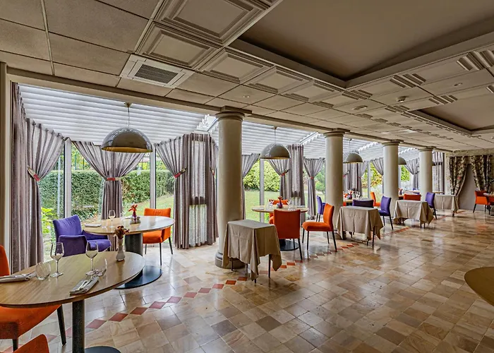 Logis Hostellerie Des Clos Et Restaurant Bistrot Des Grands Crus Et Maison De La Tour Chablis