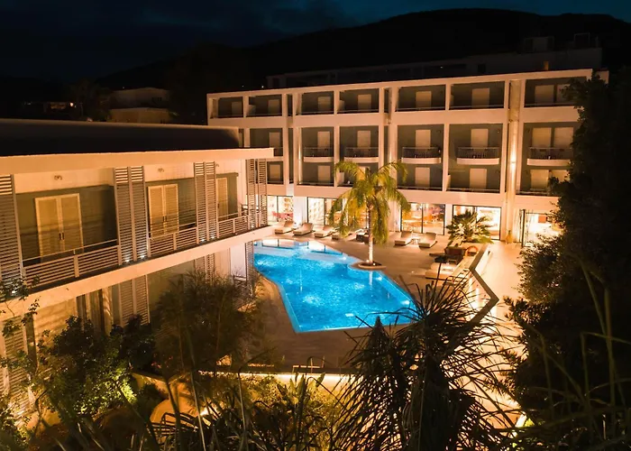 Flisvos Royal & Suites