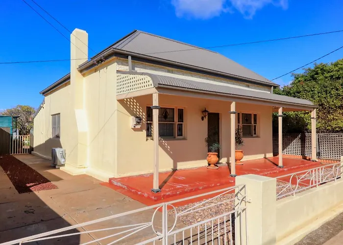 Charles Rasp Motor Inn & Cottages