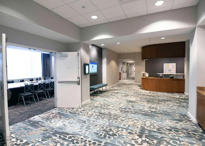 Doubletree By Hilton And Conference Center Chicago North Shore