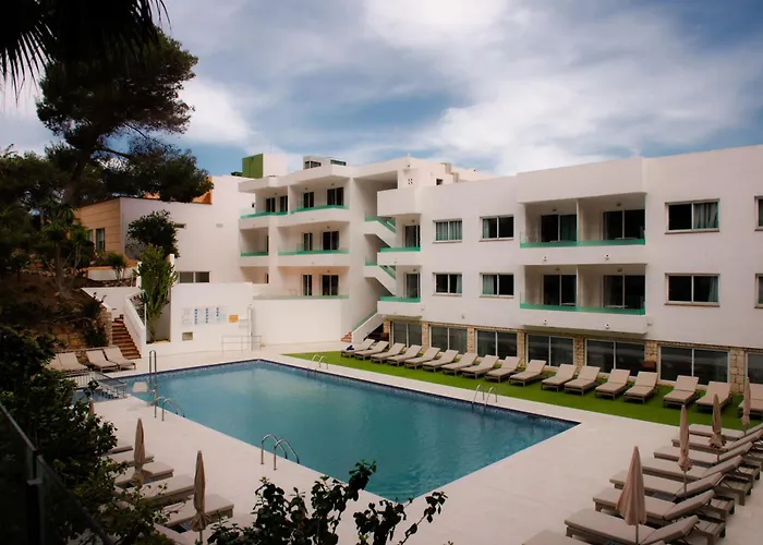 Apartamentos El Pinar Cala Llonga 