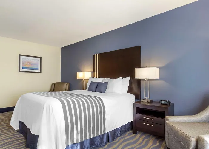 Best Western Plus Edmonds Harbor Inn