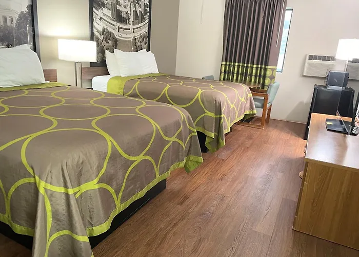 Super 8 By Wyndham Eureka/Six Flags Nearby