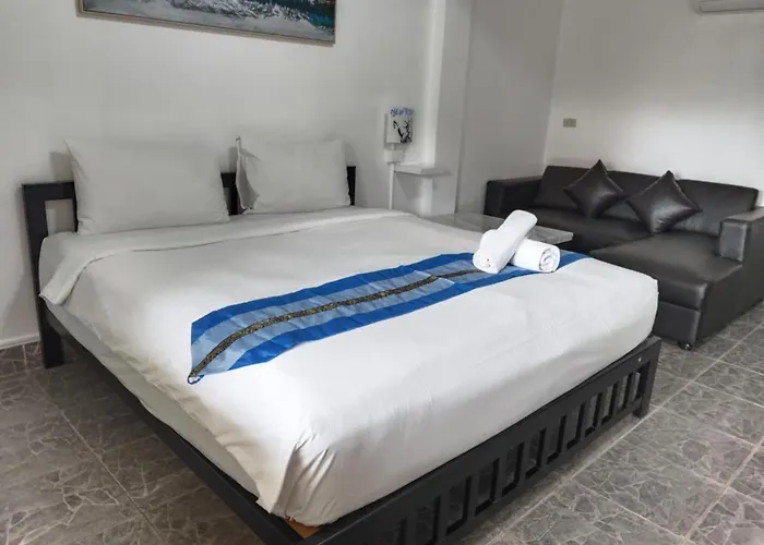 Phratamnak Inn & Guesthouse - 100 Mtr From The Beach