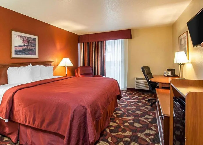 Quality Inn & Suites Kansas City I-435N Near Sports Complex