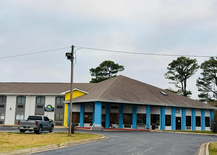 Days Inn & Suites By Wyndham Brinkley
