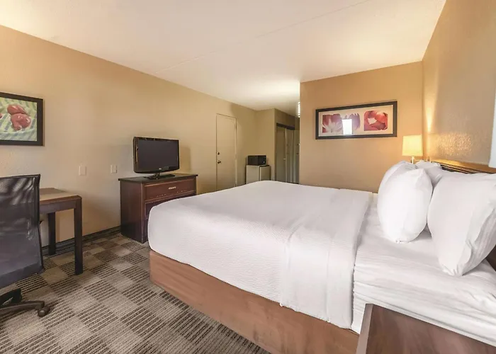 Ramada Inn By Wyndham Fairfield Nj