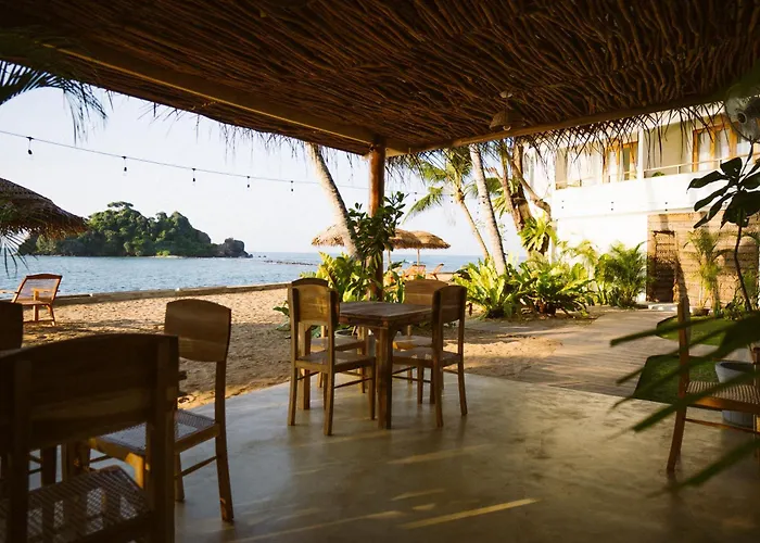 Blue Waves Surf House - Beach Hotel Ahangama