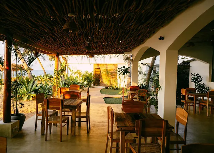Blue Waves Surf House - Beach Hotel Ahangama