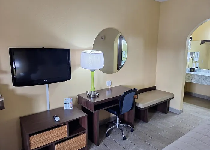 Super 8 By Wyndham Weslaco