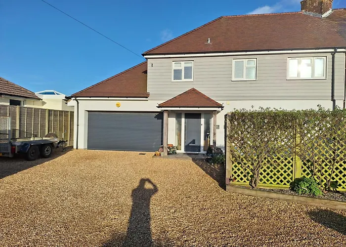 By The Sea, Home From Home Sleeps 6