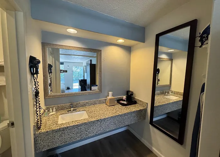 Clarion Inn & Suites Dothan South