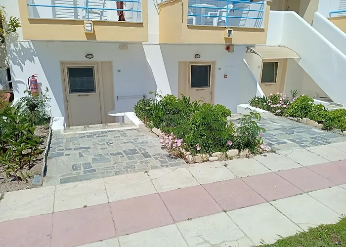 Leonidas Hotel & Studios