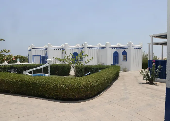 Al-Ashkhara Beach Resort منتجع شاطئ الأشخرة