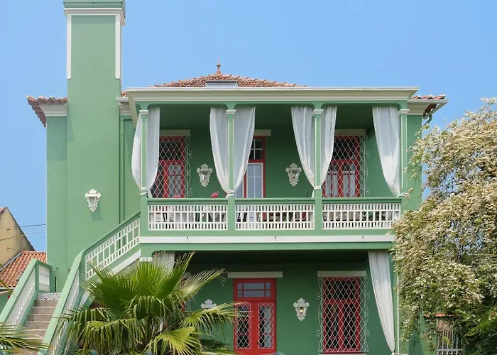 Vintage Balcony Guesthouse & Suites