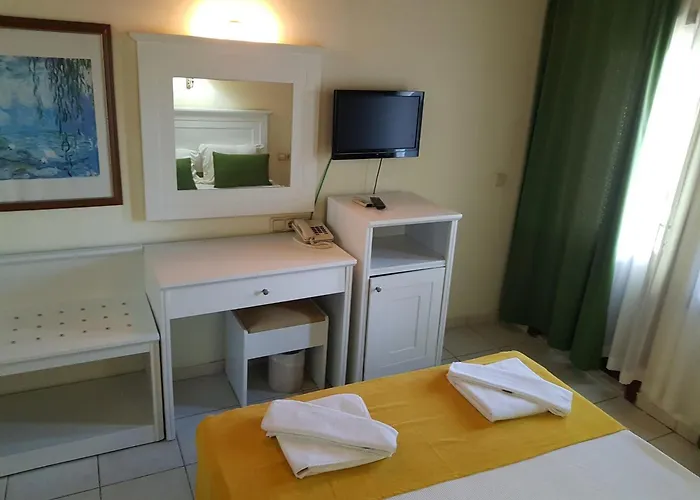 Club Tropical Beach Hotel