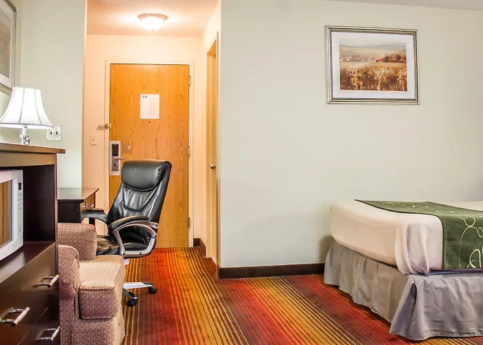 Rodeway Inn Macarthur Airport