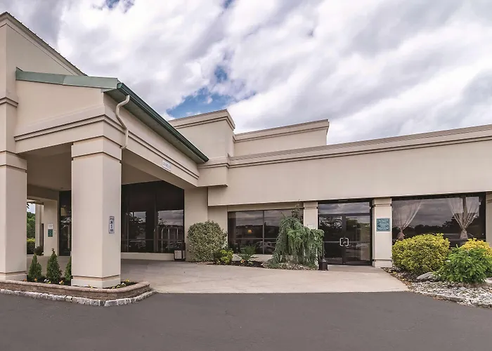 Ramada Inn By Wyndham Fairfield Nj