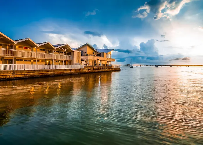 Best Western Plus Yacht Harbor Inn