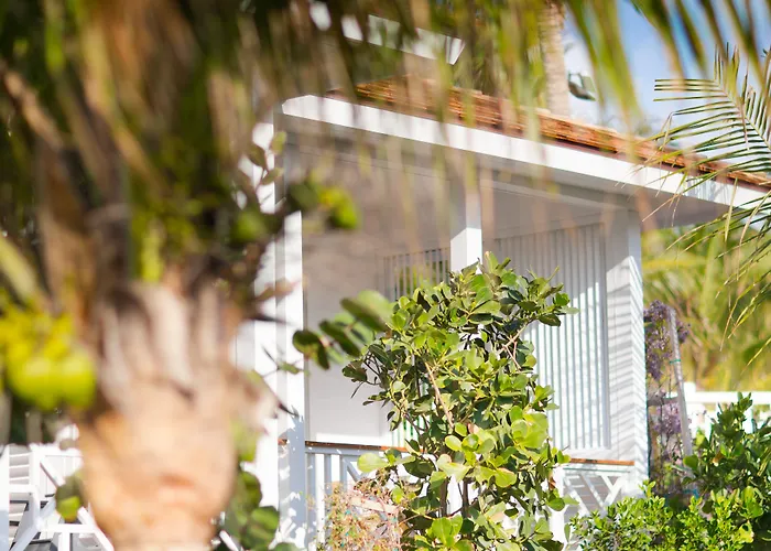 Coral Sands Inn & Cottages Dunmore Town