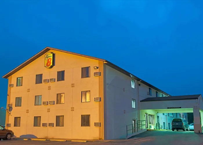 Super 8 By Wyndham Eureka/Six Flags Nearby