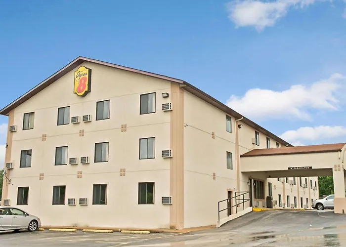 Super 8 By Wyndham Eureka/Six Flags Nearby