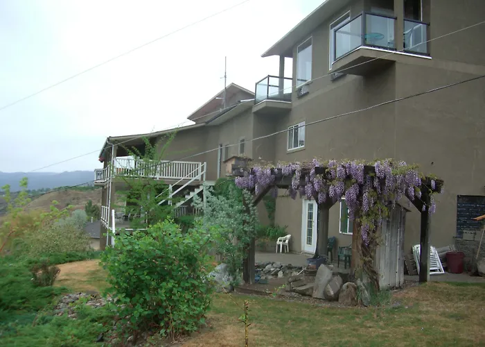 Above The Beach Guest Suites