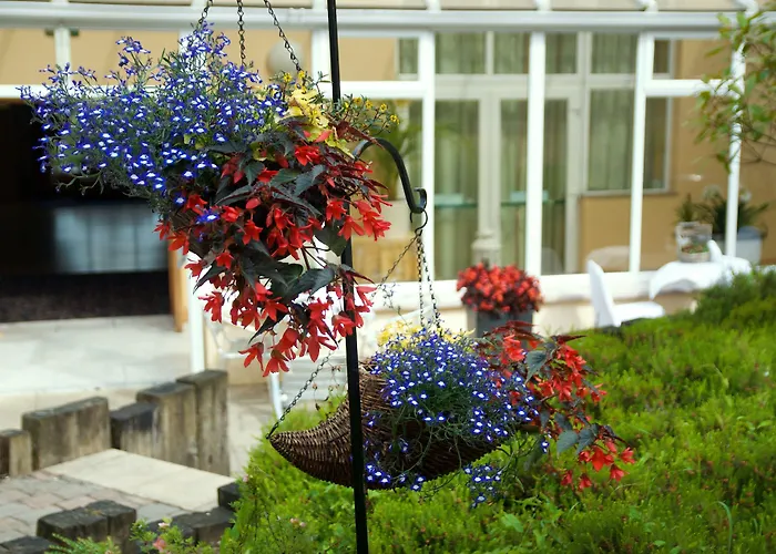 Four Seasons Hotel & Leisure Club
