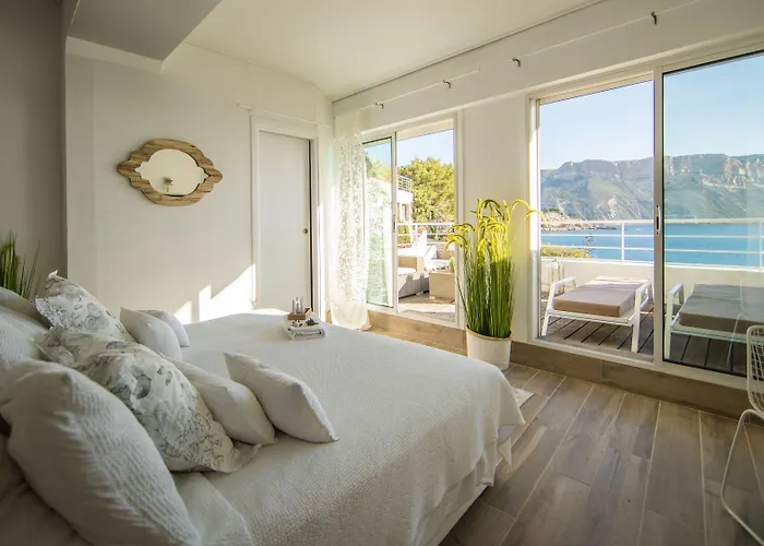 Hotel De La Plage - Mahogany Cassis