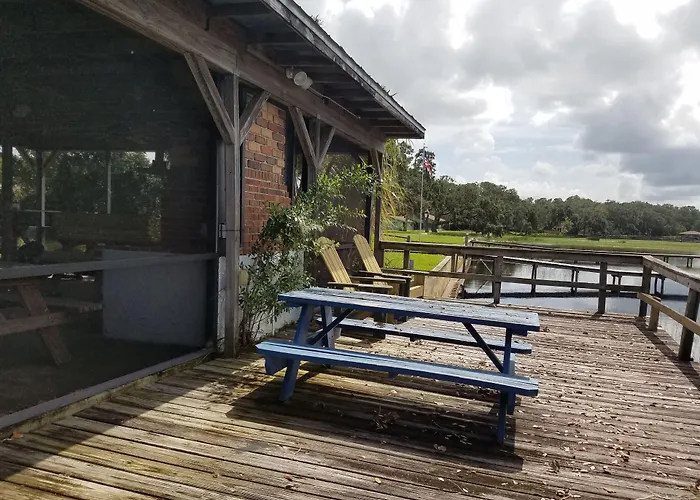 Lakeside Inn And Cafe