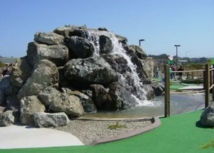 Emerald Dolphin Inn & Mini Golf