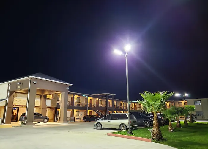 Lux Inn And Suites Three Rivers