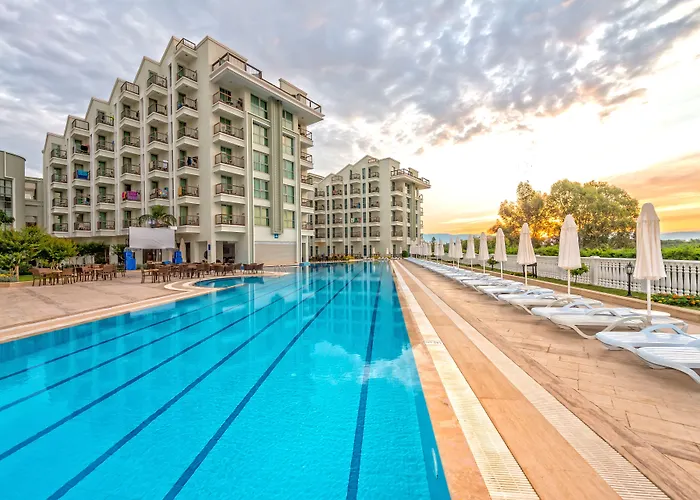 Royal Atlantis Spa & Resort Side