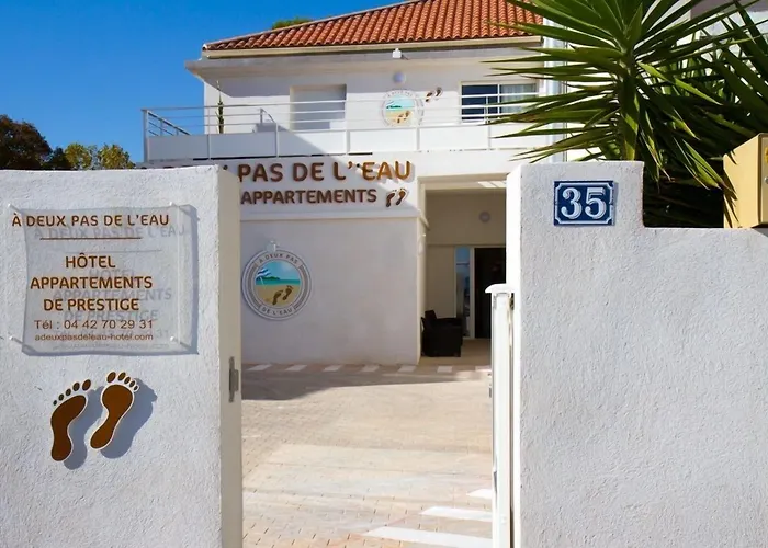 - A Deux Pas De L'Eau