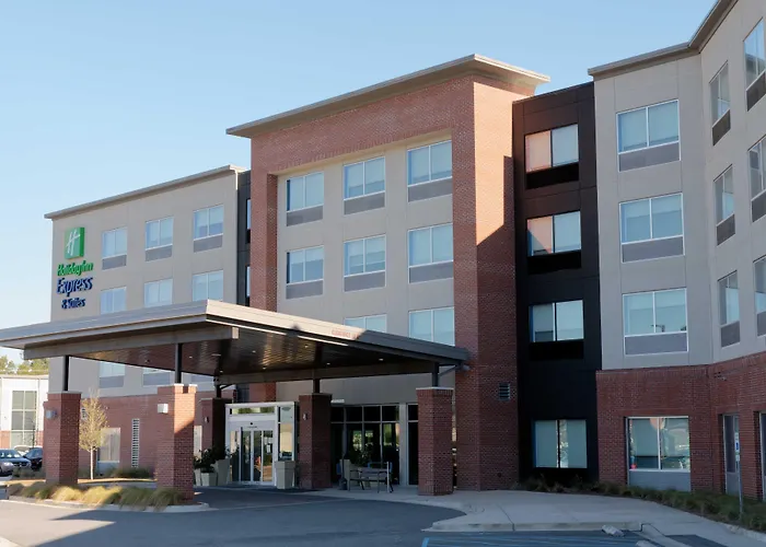 Holiday Inn Express & Suites - By Ihg