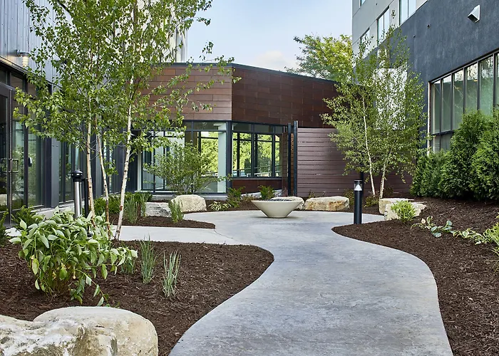 Courtyard By Marriott Minneapolis West