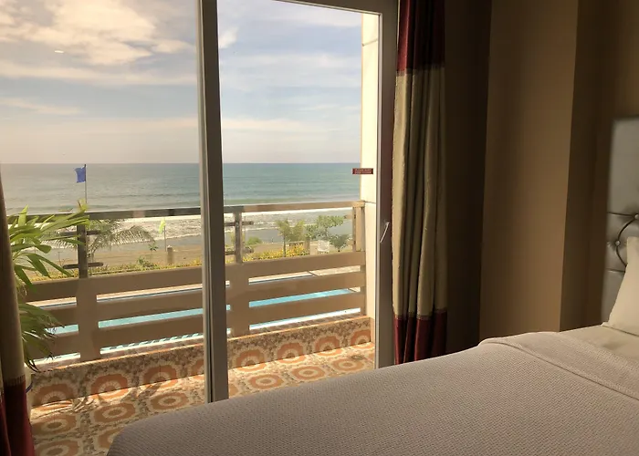 Em Royalle Hotel & Beach Resort