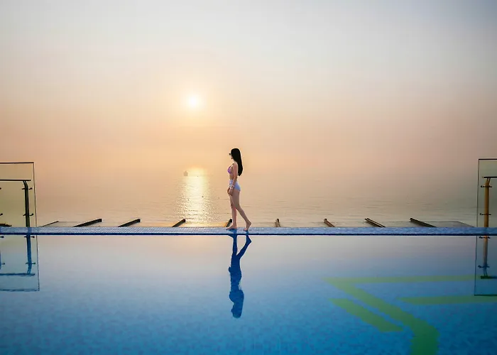Maximilan Danang Beach Hotel