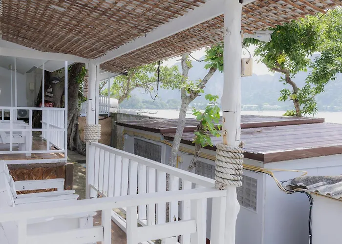 Phi Phi Cozy Seafront Resort